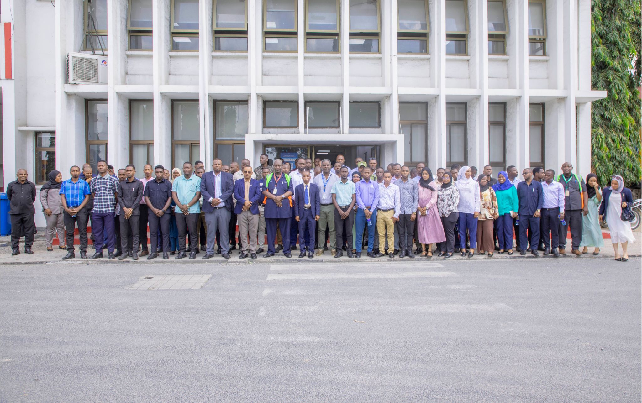 MAOFISA WA KIKOSI MAALUM CHA KUZUIA NA KUPAMBANA NA MAGENDO ZANZIBAR KMKM WAFANYA ZIARA YA KIMAFUNZO BANDARI YA DAR ES SALAAM