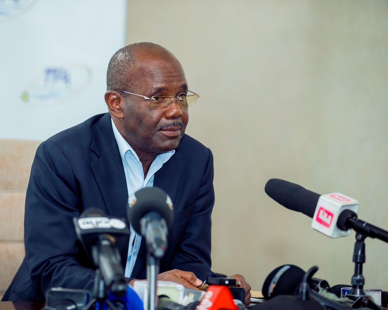 WAZIRI WA UCHUKUZI AZUMGUMZA NA WAANDISHI WA HABARI MAKAO MAKUU YA TPA KUHUSU UZINDUZI WA BANDARI KAVU YA KWALA 